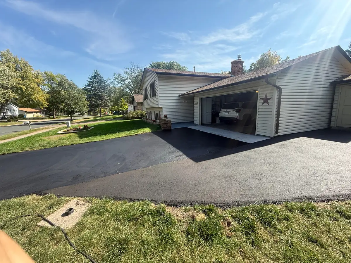 Residential asphalt driveway replacement