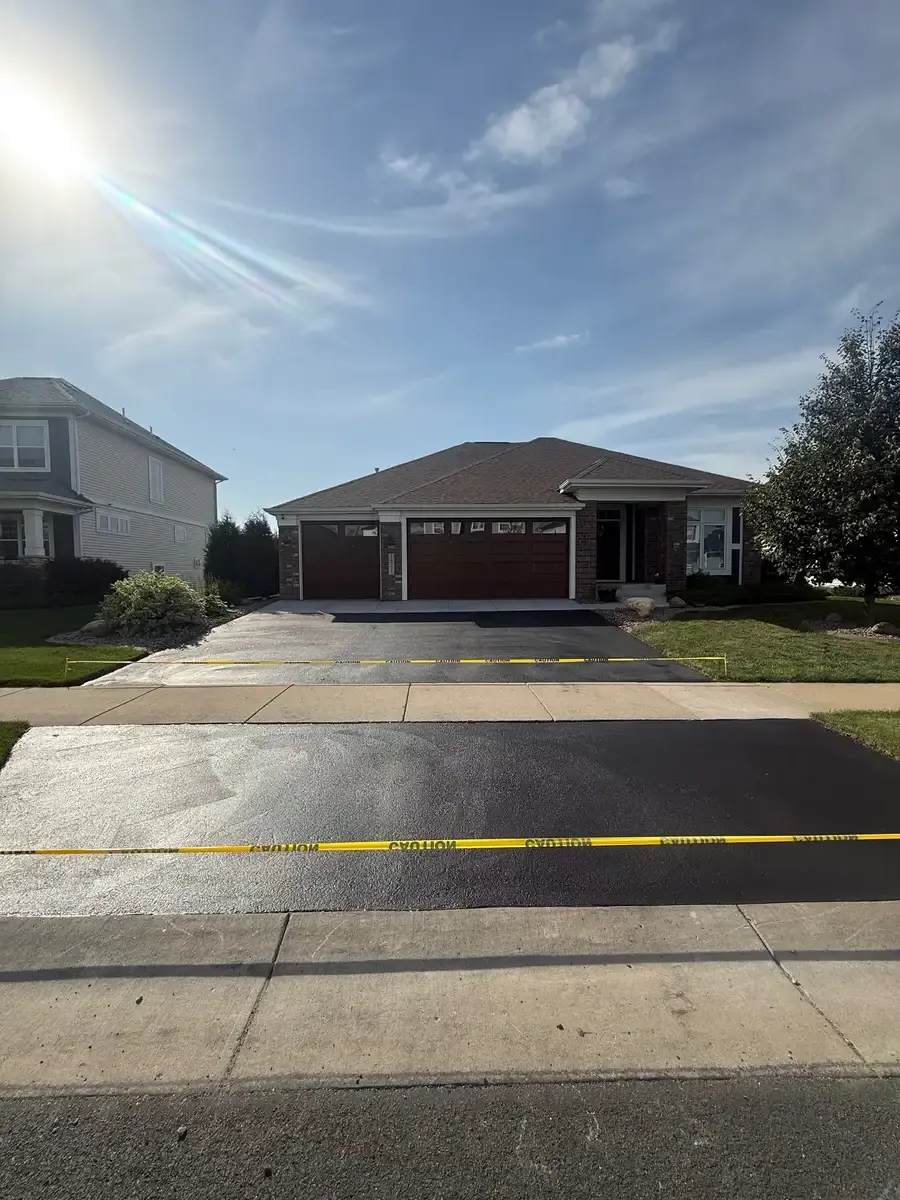 Asphalt and concrete apron combination driveway